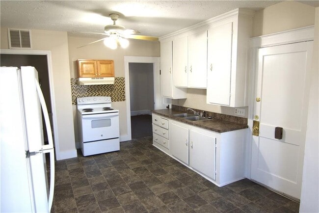 166 6th Ave in Woonsocket, RI - Building Photo - Building Photo