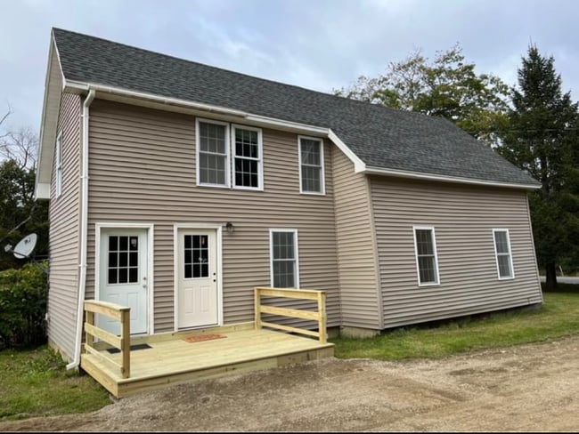 1458 N Main St in Winterport, ME - Foto de edificio - Building Photo