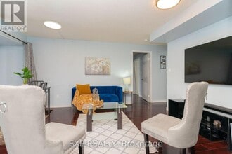 25 Agnes St in Mississauga, ON - Building Photo - Building Photo