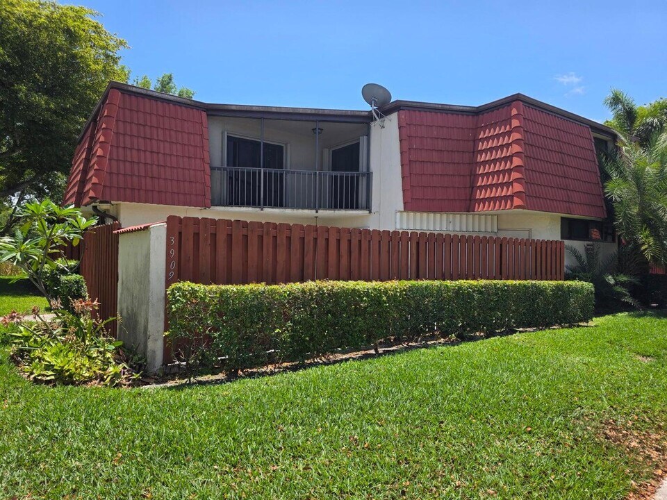 3909 Victoria Dr in West Palm Beach, FL - Building Photo