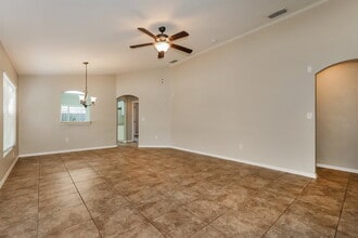 402 Maple Pointe Dr in Seffner, FL - Foto de edificio - Building Photo