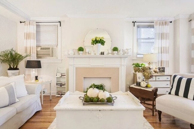 property at 901 W Argyle St