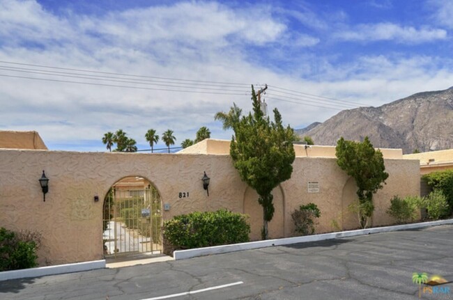 821 E Vista Chino in Palm Springs, CA - Building Photo - Building Photo