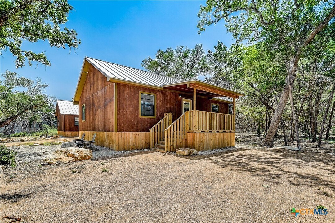 1374 Forest View Dr in Blanco, TX - Building Photo