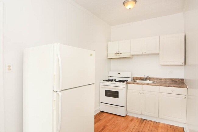 2704 N Sawyer Ave in Chicago, IL - Building Photo - Building Photo