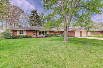 3320 Grove Pky in Columbus, IN - Foto de edificio - Building Photo