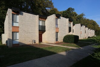 TOWNE CREST APARTMENTS in Gaithersburg, MD - Foto de edificio - Building Photo