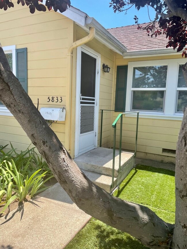 5835-5837 Mandarin Dr