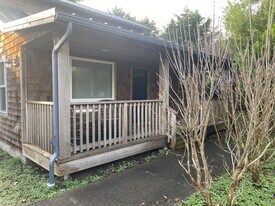 1112 SW 12th St in Lincoln City, OR - Building Photo