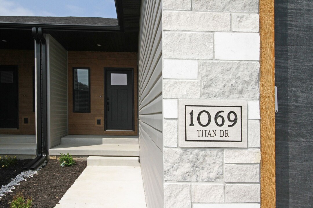 1069 Titan Dr in Hickman, NE - Building Photo