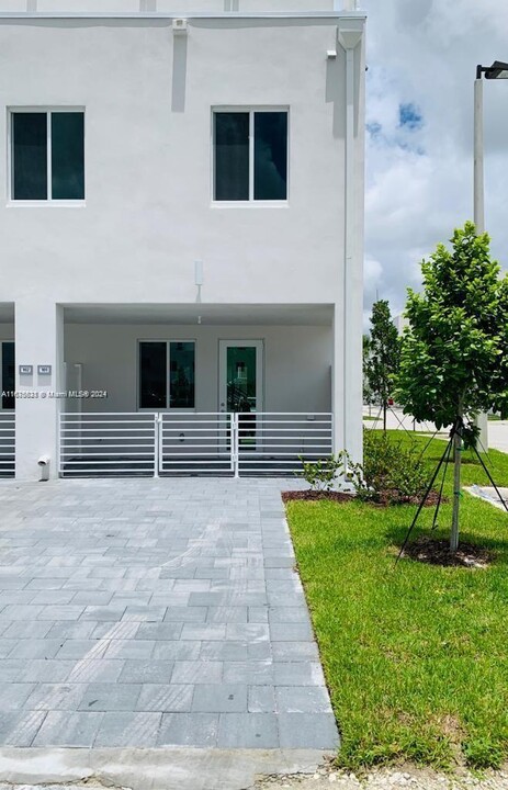 6410 NW 102nd Path in Doral, FL - Building Photo