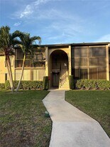 702 Sunny Pine Way in Greenacres, FL - Building Photo