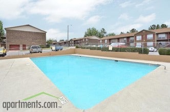 Chateau Glen Oaks Apartments in Fairfield, AL - Building Photo - Building Photo