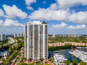 Marina Tower in Miami, FL - Foto de edificio - Building Photo