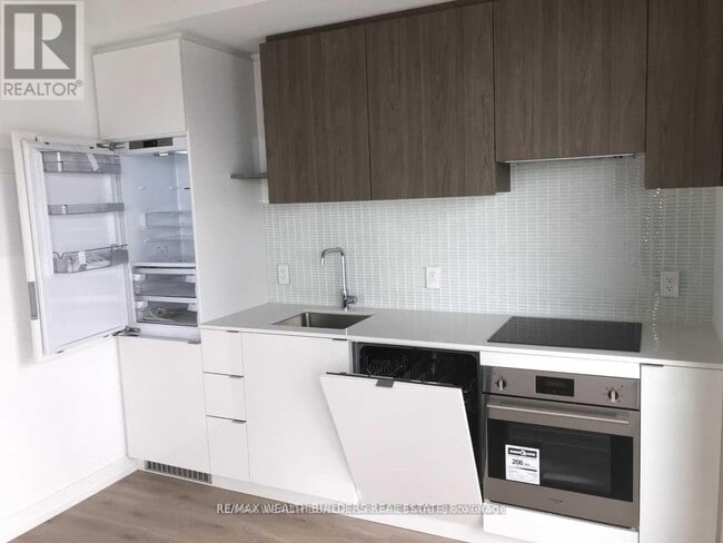 161 Roehampton Ave in Toronto, ON - Building Photo - Building Photo