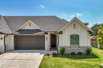 The Oaks at Cambridge South in Tyler, TX - Building Photo - Building Photo