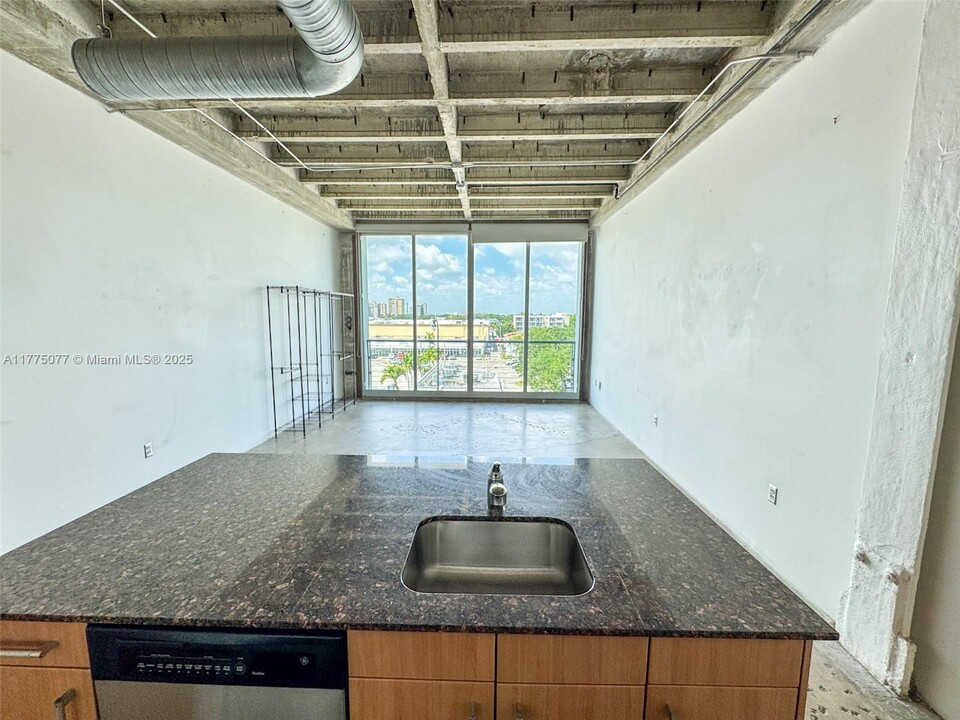 8101 Biscayne Blvd in Miami, FL - Building Photo