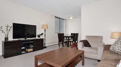 144 14th St W in North Vancouver, BC - Building Photo - Building Photo