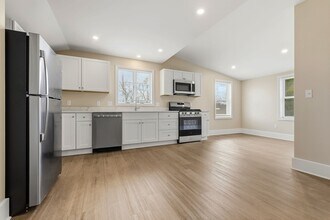 142 Elliott St in Beverly, MA - Foto de edificio - Building Photo