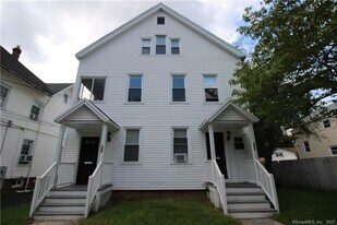 151 Quaker Ln S in West Hartford, CT - Building Photo