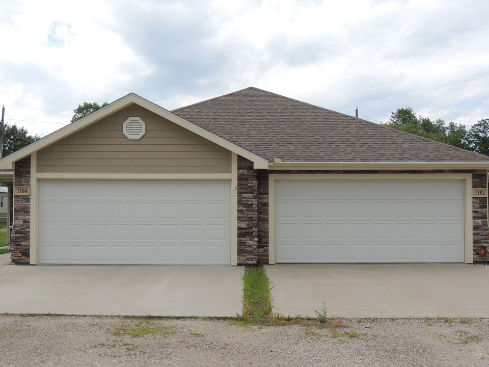 1102 Merrimac St in Burlington, KS - Building Photo
