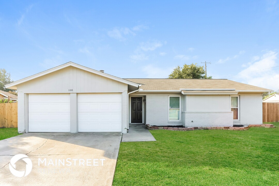 1100 Trammell Dr in Benbrook, TX - Building Photo