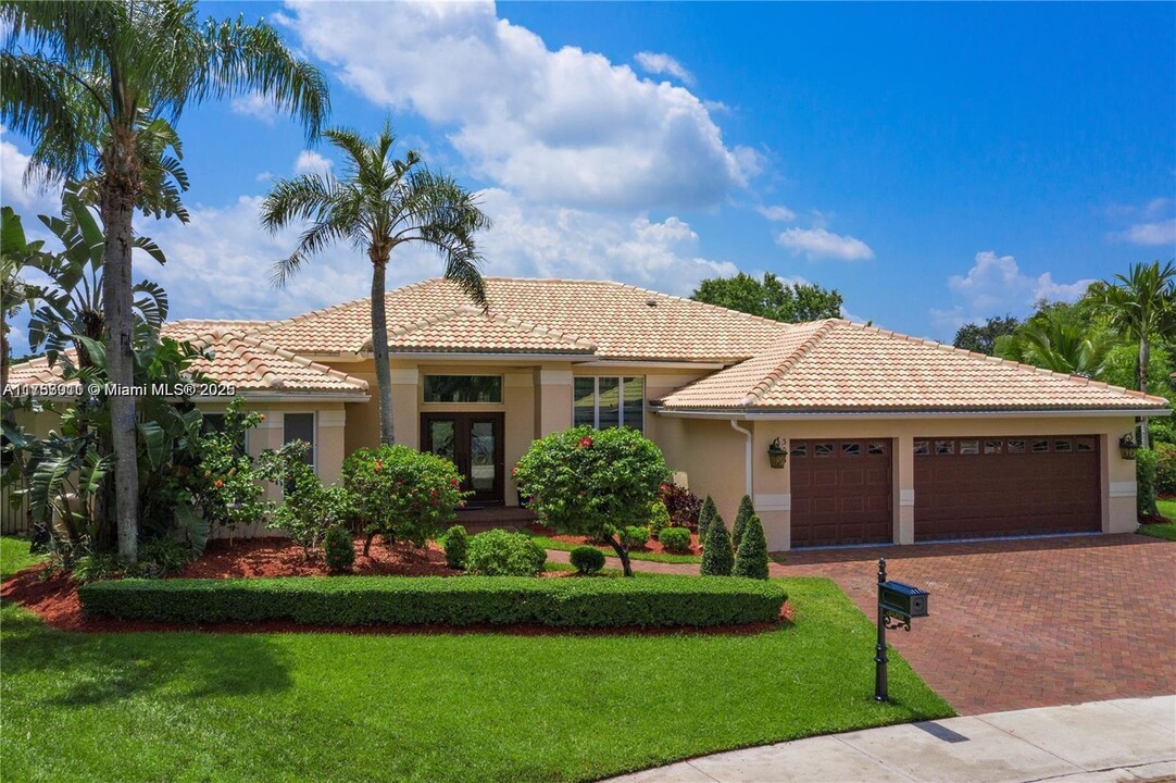 306 Egret Ln in Weston, FL - Building Photo