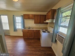 8002 Fort Smallwood Rd in Riviera Beach, MD - Building Photo - Building Photo