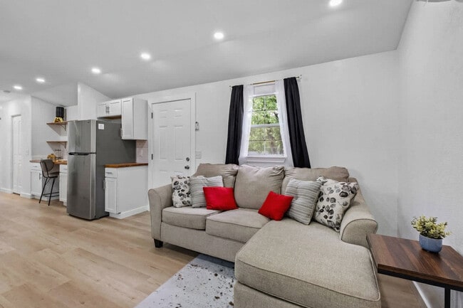 403 E Roller Ave