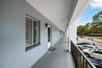 8651 10th St N in St. Petersburg, FL - Building Photo - Building Photo