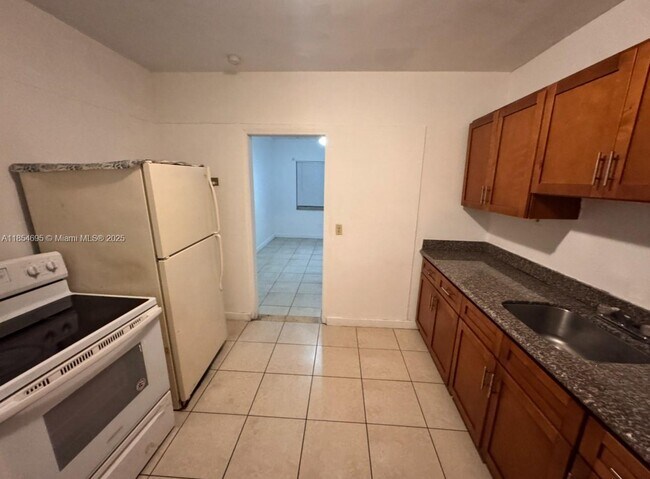 2410 NW 34th St in Miami, FL - Foto de edificio - Building Photo