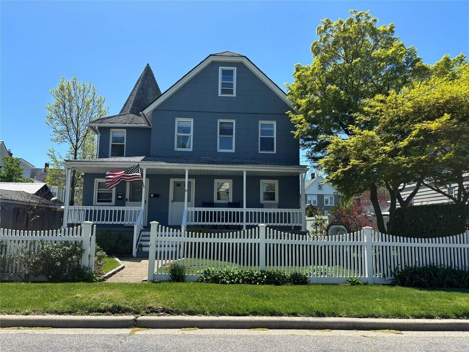 11 Walnut Pl in Oyster Bay, NY - Building Photo