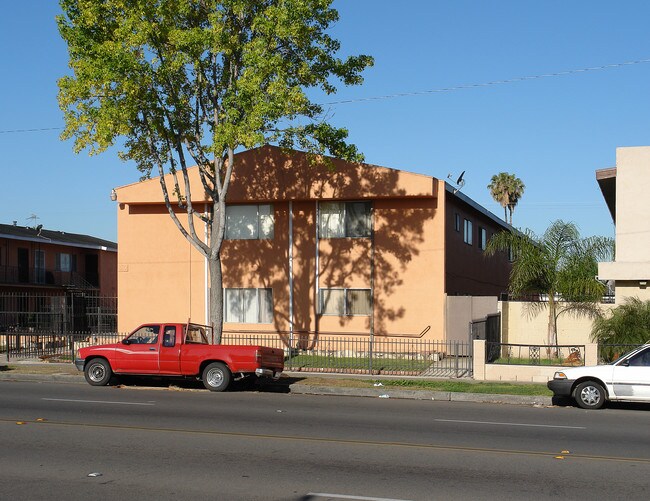 810 S Raitt St in Santa Ana, CA - Foto de edificio - Building Photo