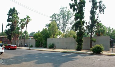 Maroa Lanai Apartments in Fresno, CA - Foto de edificio - Building Photo