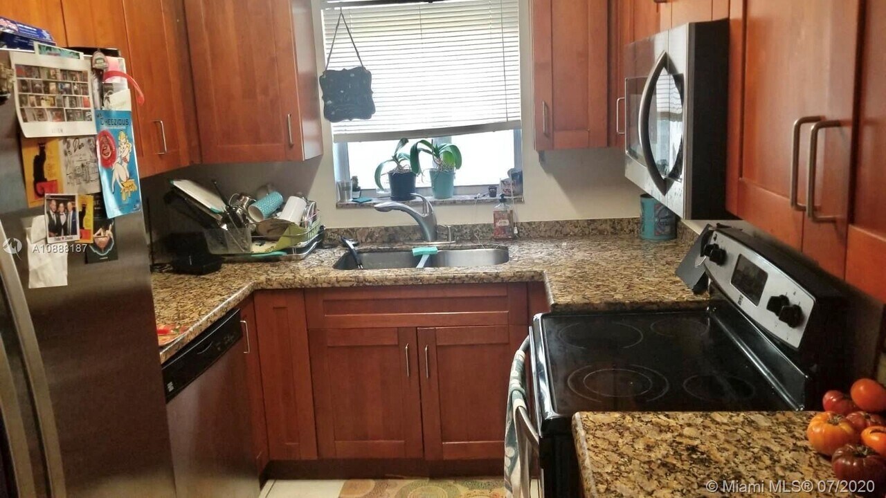 2521 Pierce St-Unit -2 in Hollywood, FL - Building Photo