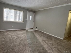 416 E Bernhard Ave in Hazel Park, MI - Building Photo - Building Photo