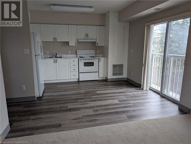 274 Erb St. W in Waterloo, ON - Building Photo - Building Photo