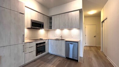 50-350 Ordnance St in Toronto, ON - Building Photo - Building Photo