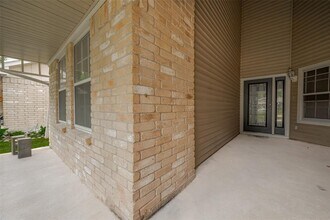 15934 Barbarossa Dr in Houston, TX - Foto de edificio - Building Photo