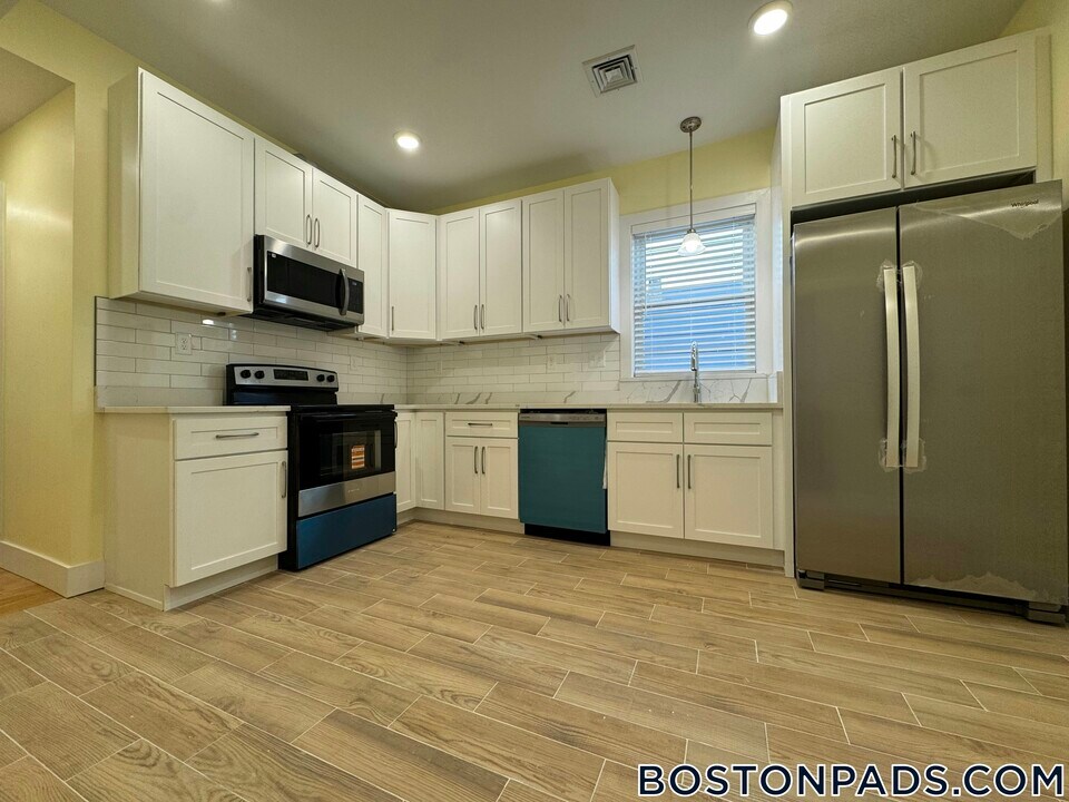 7 Carson St, Unit 3 in Boston, MA - Foto de edificio