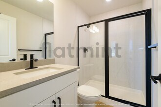 14568 Westminster Way N in Shoreline, WA - Building Photo - Building Photo