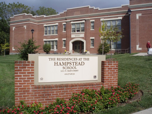 Residences At Hampstead School in Hampstead, MD - Foto de edificio - Building Photo