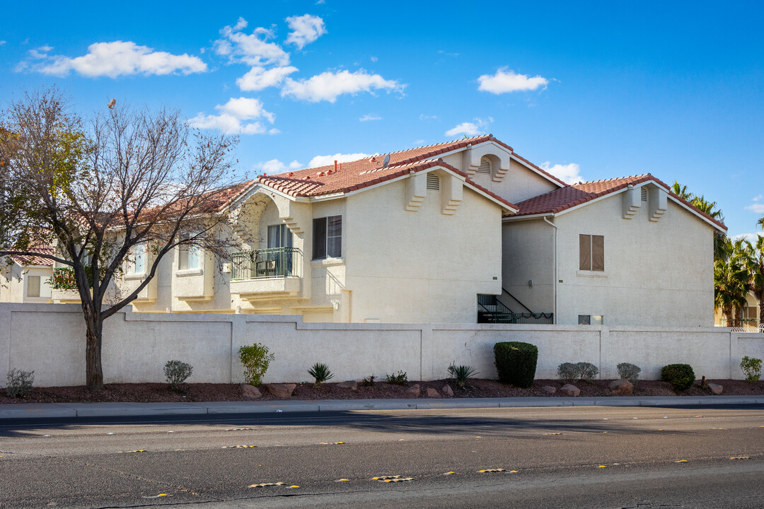 Tropical Villas in Las Vegas, NV - Building Photo