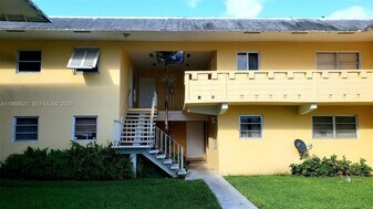 7368 SW 82nd St in Miami, FL - Building Photo