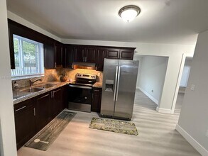 576 NE 70th St in Miami, FL - Building Photo - Building Photo