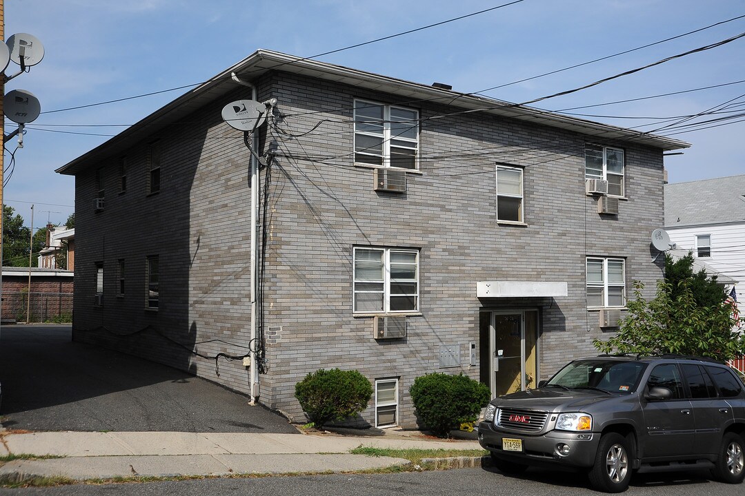 74 Carmer Ave in Belleville, NJ - Foto de edificio