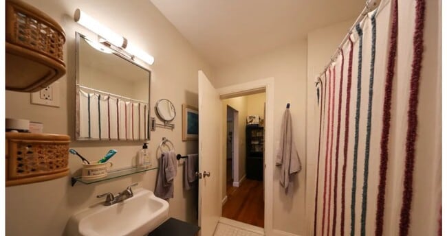 1728 Beacon St, Unit #1 in Brookline, MA - Foto de edificio - Building Photo