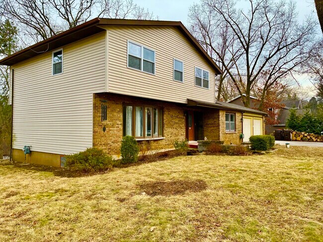 127 Hickory Rd in Oakwood Hills, IL - Building Photo - Building Photo