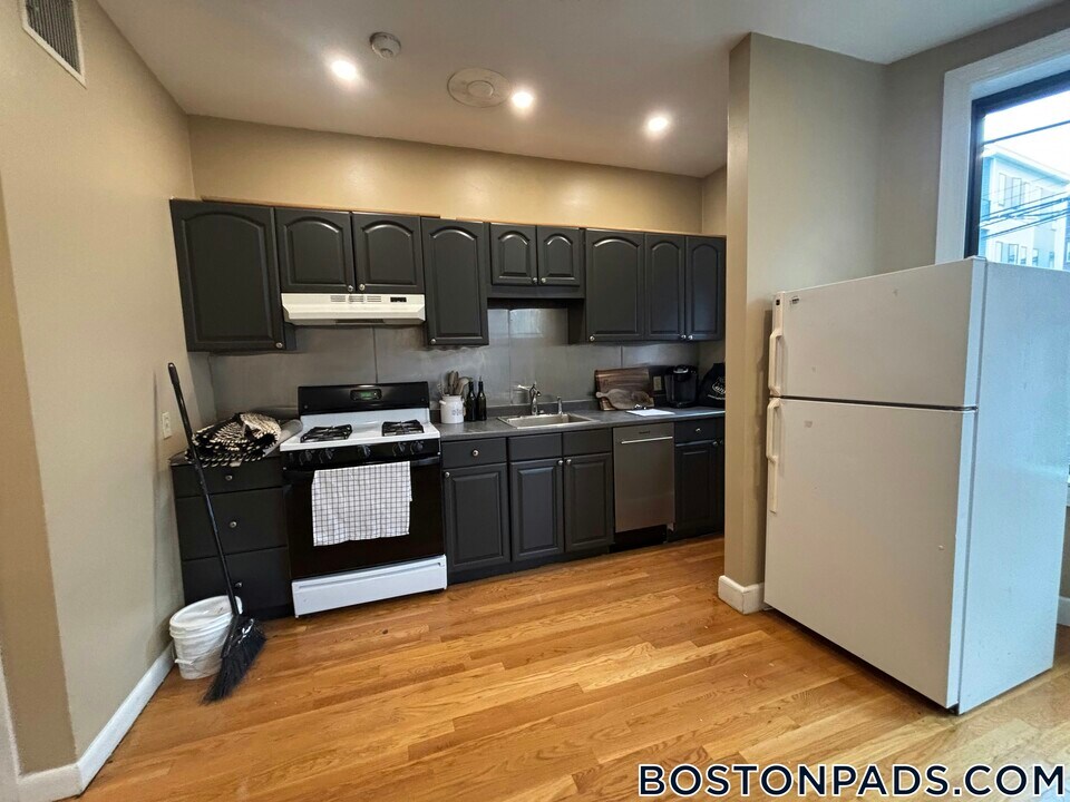 17 Highgate St in Boston, MA - Building Photo
