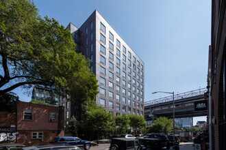 The Williamsburg in Brooklyn, NY - Foto de edificio - Building Photo